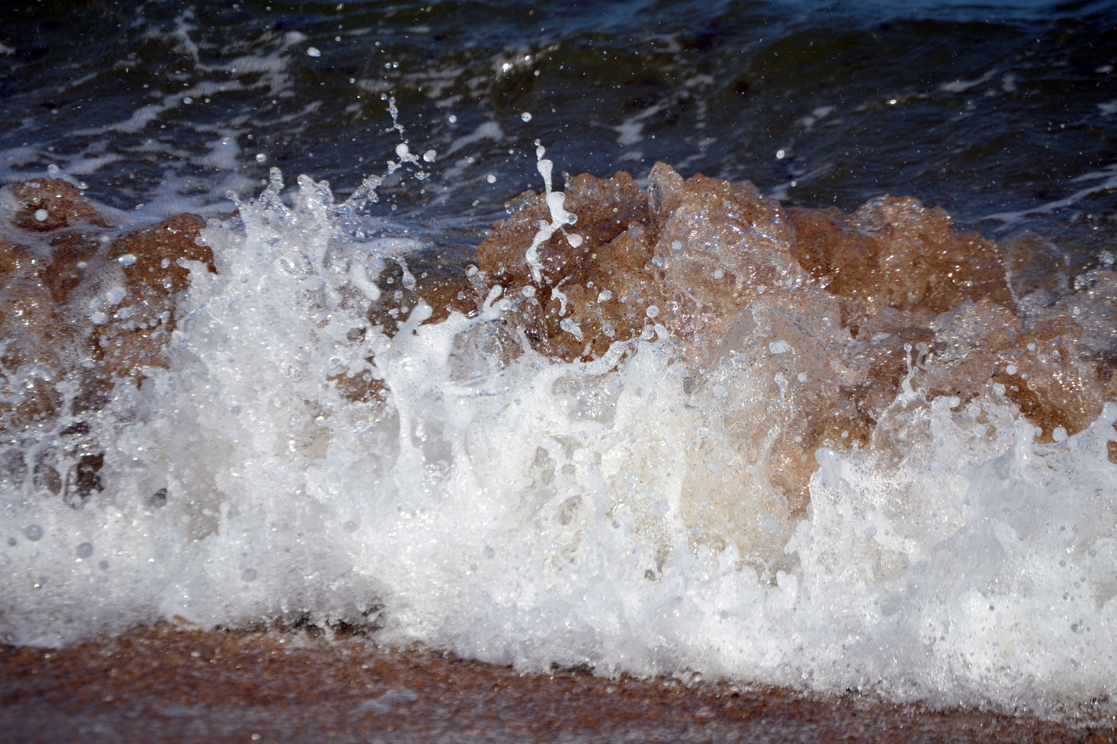 Wo Wellen und Strand aufeinandertreffen...