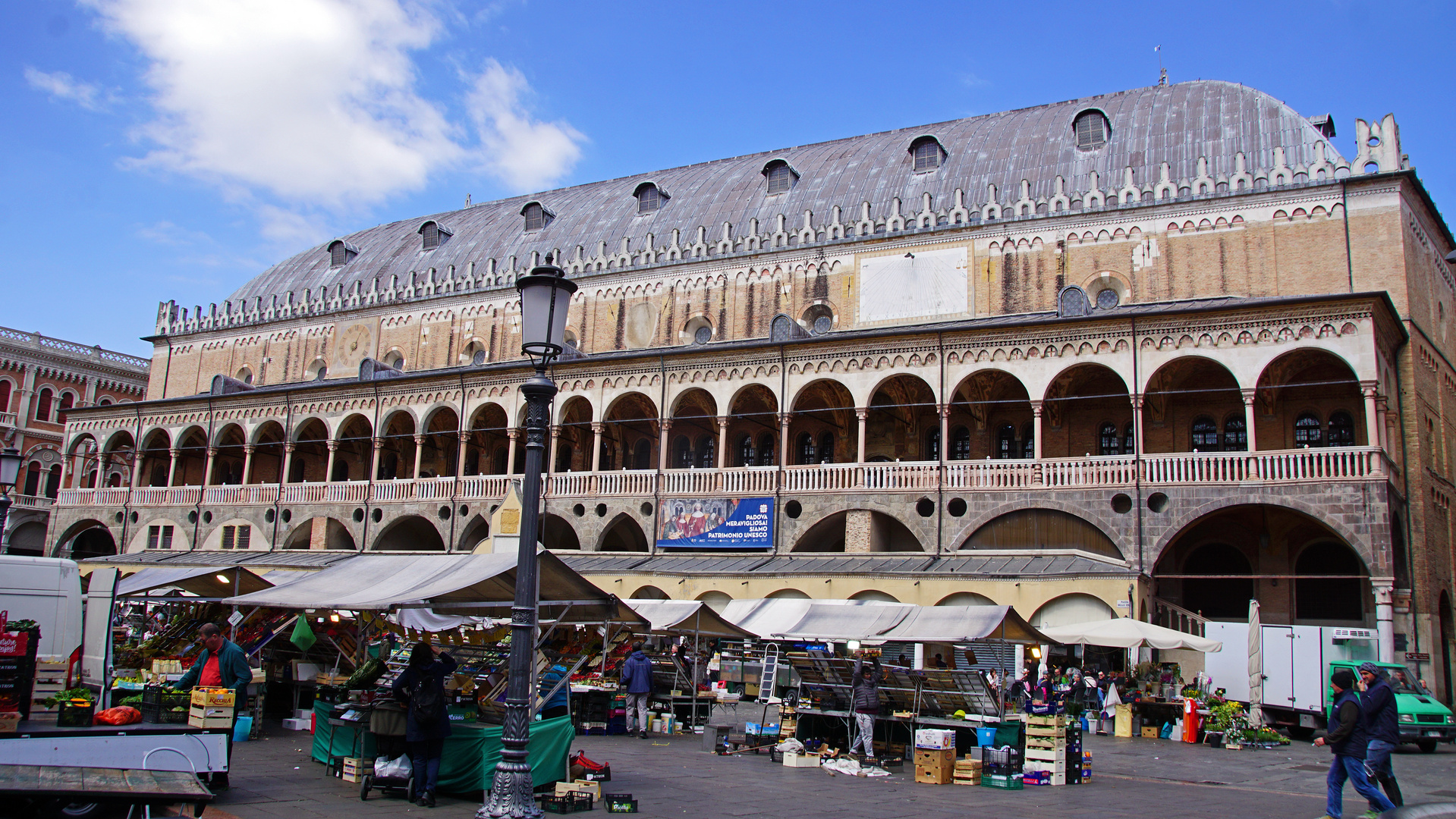 Wochenmarkt am Palazzo della Ragione