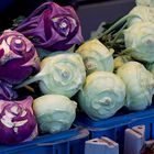 Wochenmarkt - blauer und weißer Kohlrabi