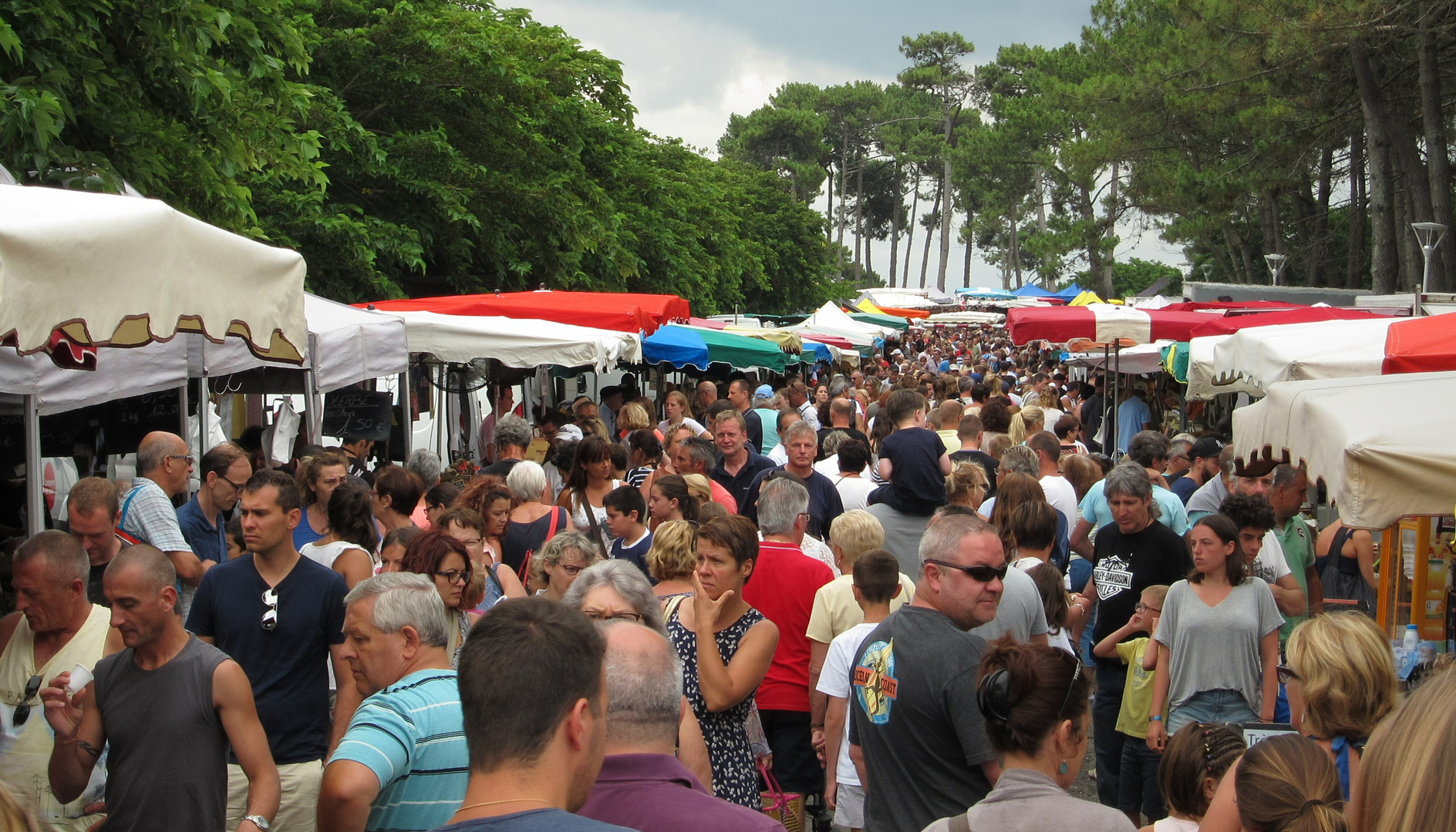 Wochenmarkt in Mimizan, Frankreich