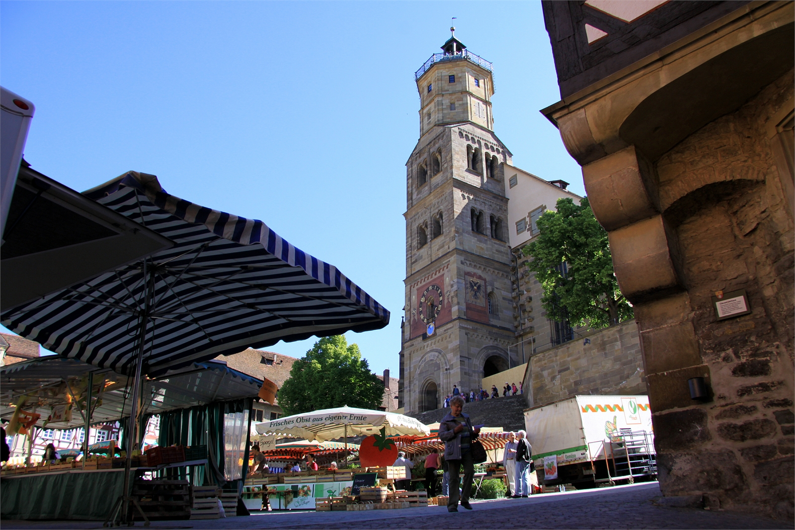 Wochenmarkt mit St. Michael in Schwäbisch-Hall