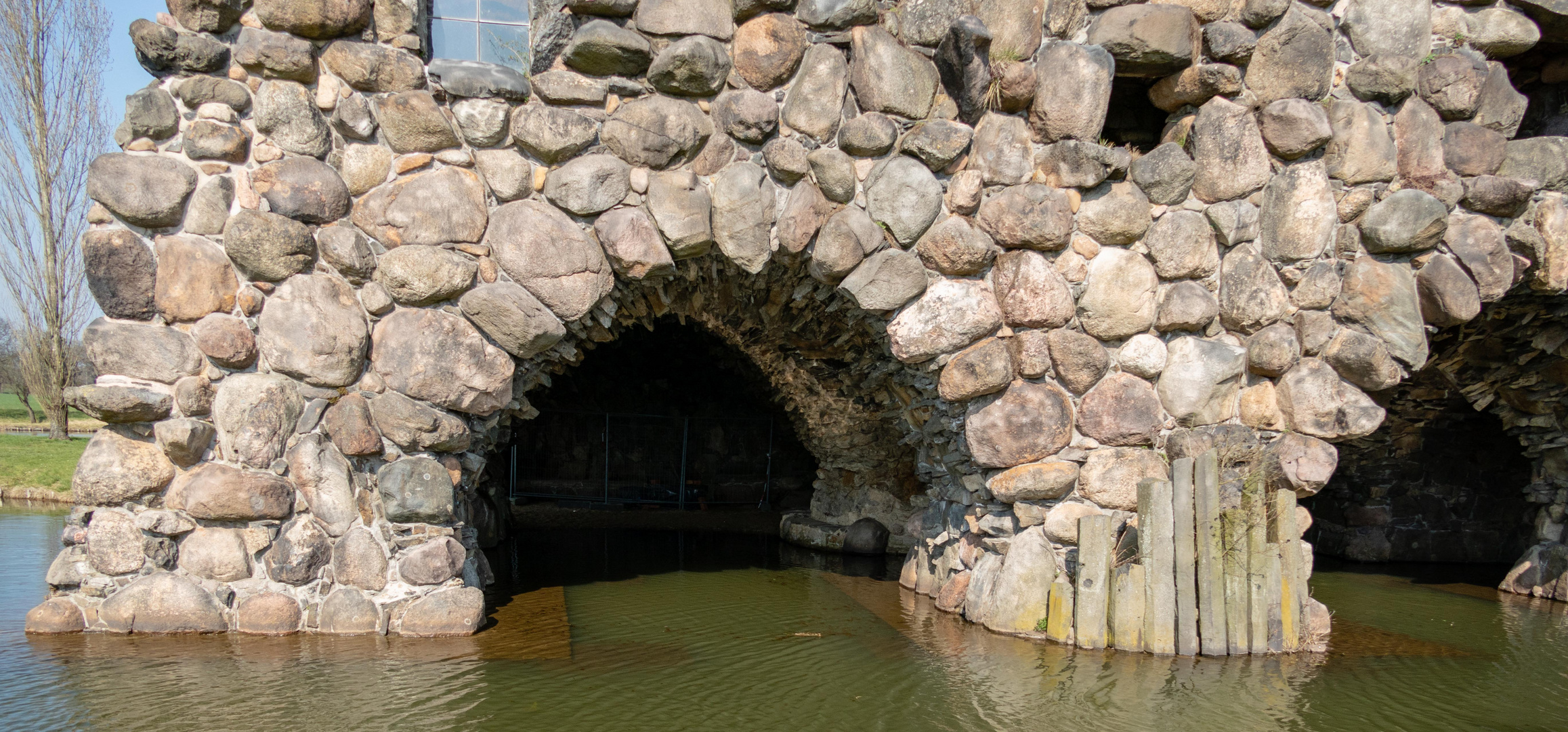 Wörlitzer Park - Blick in die Grotte vom Vesuv