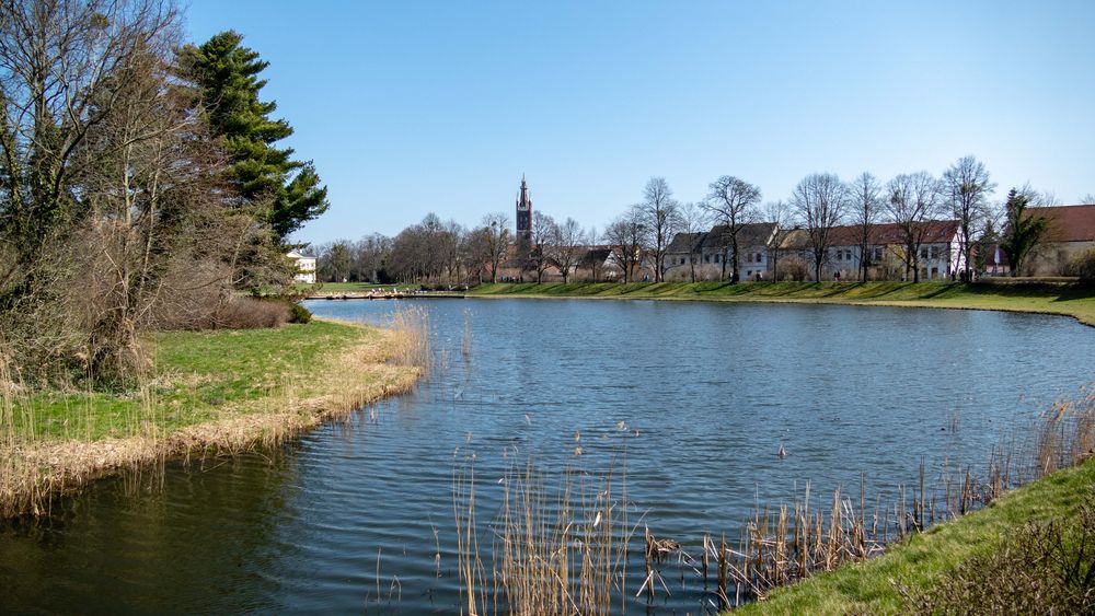 Wörlitzer Park- im Hintergrund die Gondelstation und Kirche