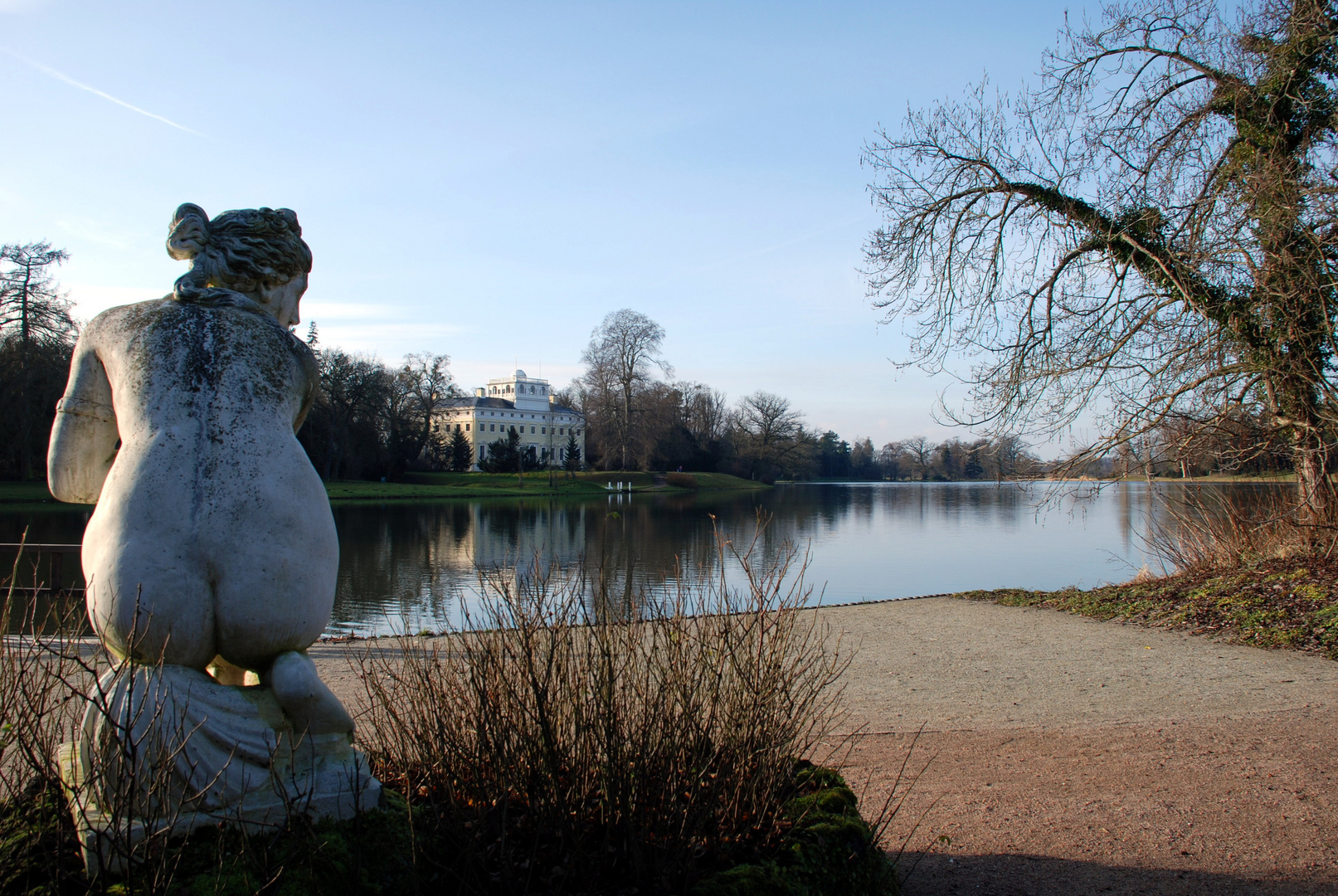 Wörlitzer Park mit Venus nach dem Bade und dem Wörlitzer Schloß