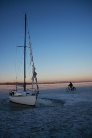 Wörthsee eingefrorenes Boot mit Radler Januar 2009