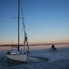 Wörthsee eingefrorenes Boot mit Radler Januar 2009