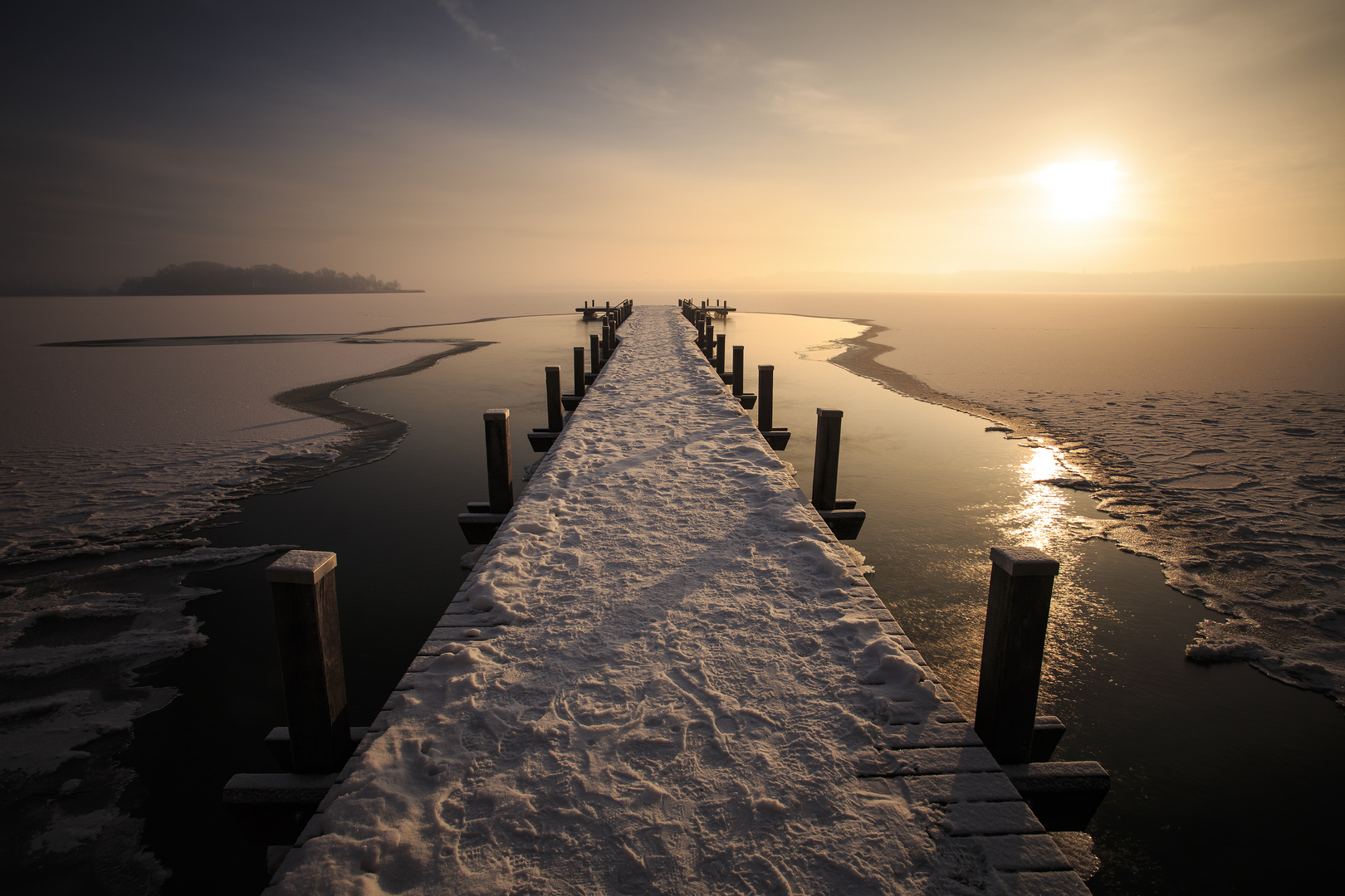 Wörthsee im Winter bei Sonnenaufgang