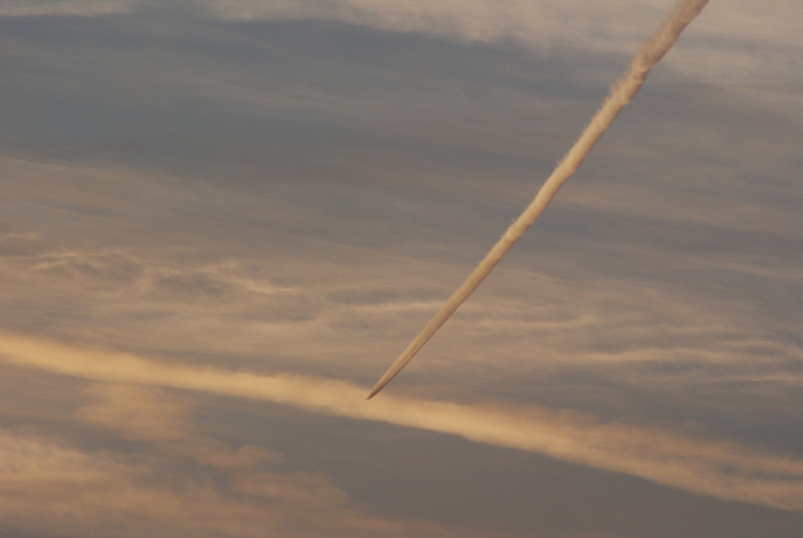 Wohin mag die Reise gehen? Flugzeug am Abendhimmel