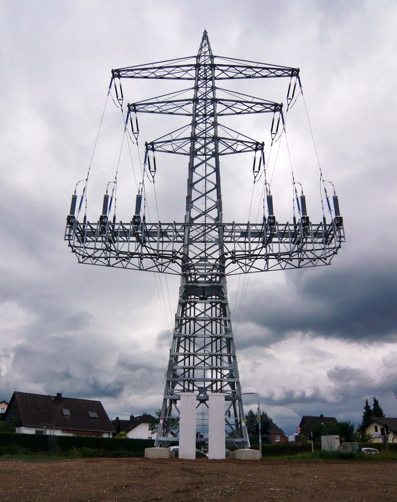 Wohnbebauung mit Skulptur