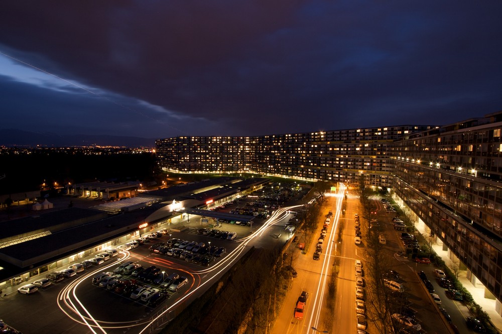 Wohnblock bei Nacht