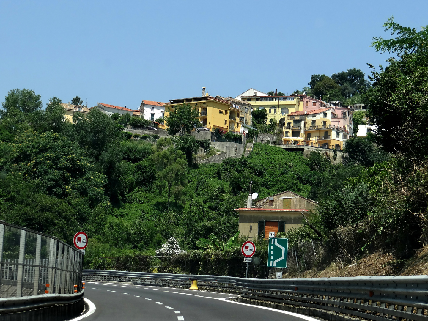 Wohnen an der Autobahn in Kampanien, Italien