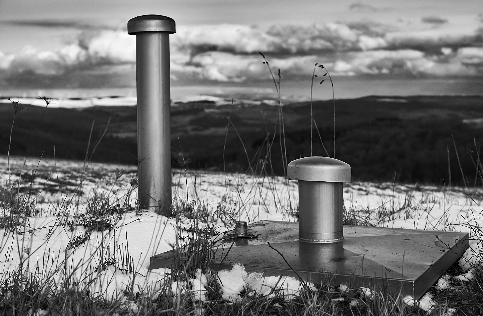 Wohnen hier die Hobbits?...Gasdruckprüftstelle an der Gas Pipeline in Eulenbis, gesehen... 