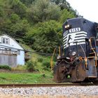 Wohnen nahe der Gleise... das Horn der EMD GP38-2 NS#5156 ist unüberhörbar...