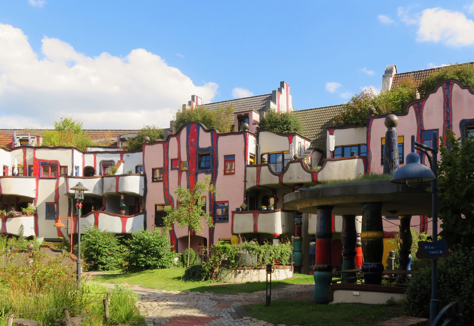 Wohnen unterm Regenturm bei Hundertwasser 