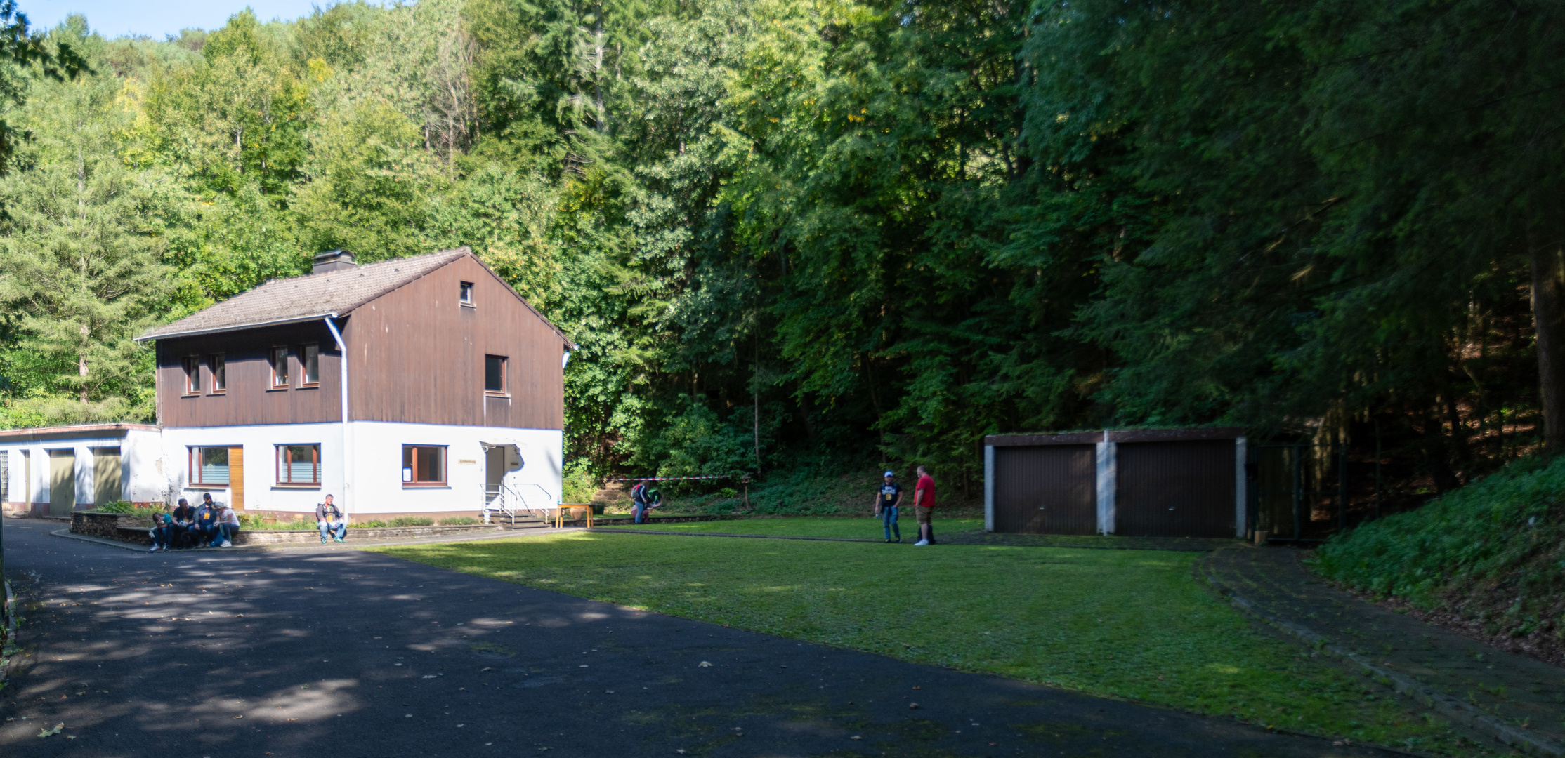 Wohngebäude und Zugang zum Bunker