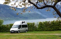 Wohnmobil auf Obstwiese