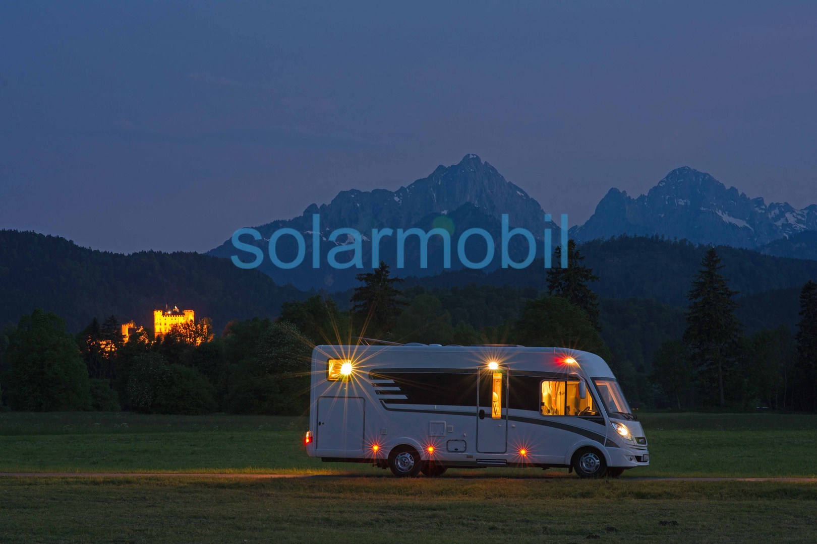 Wohnmobil mit Schloss