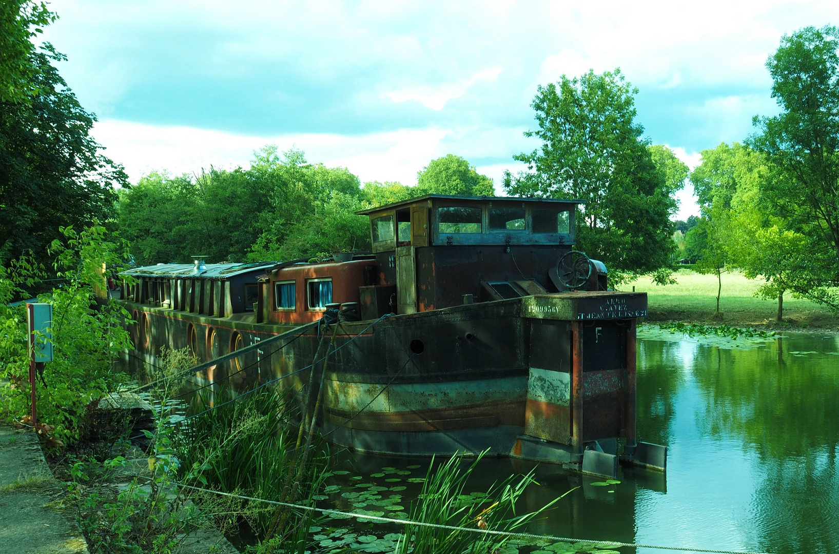 Wohnschiff in Dole, Frankreich