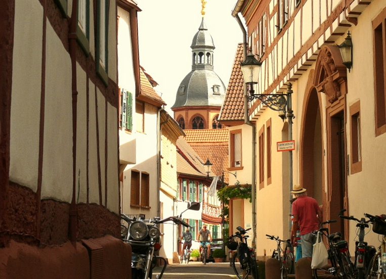 Wohnstraße mit Kirche