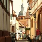 Wohnstraße mit Kirche