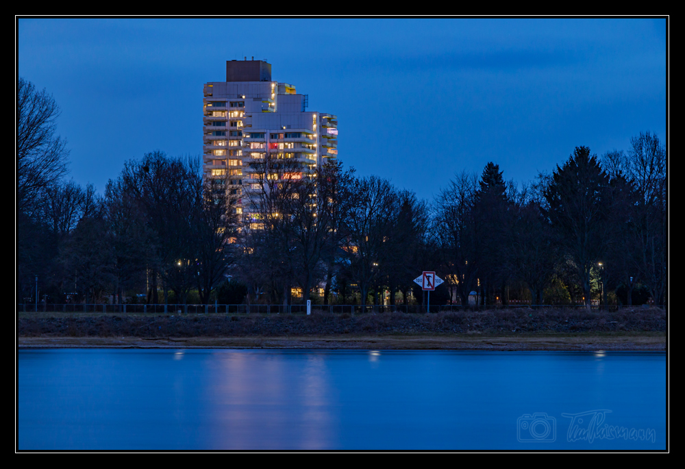 wohnturm am blauen fluß