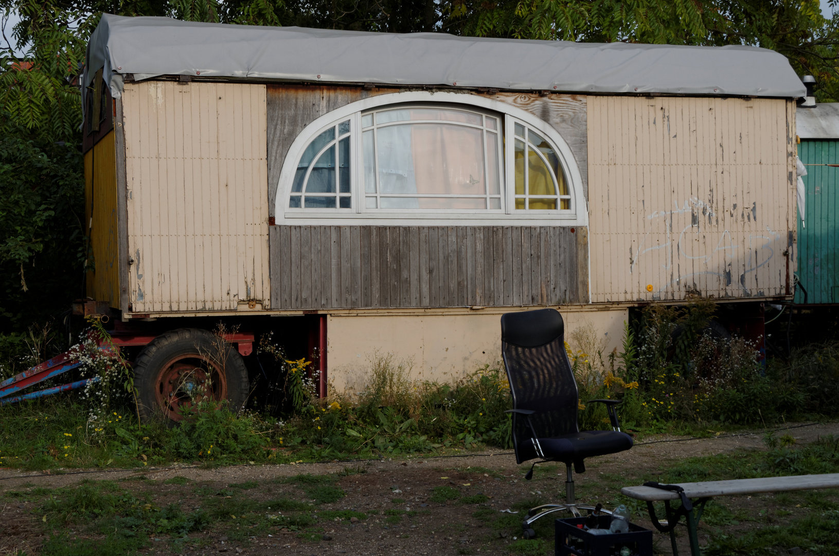 Wohnwagen mit großem Fenster