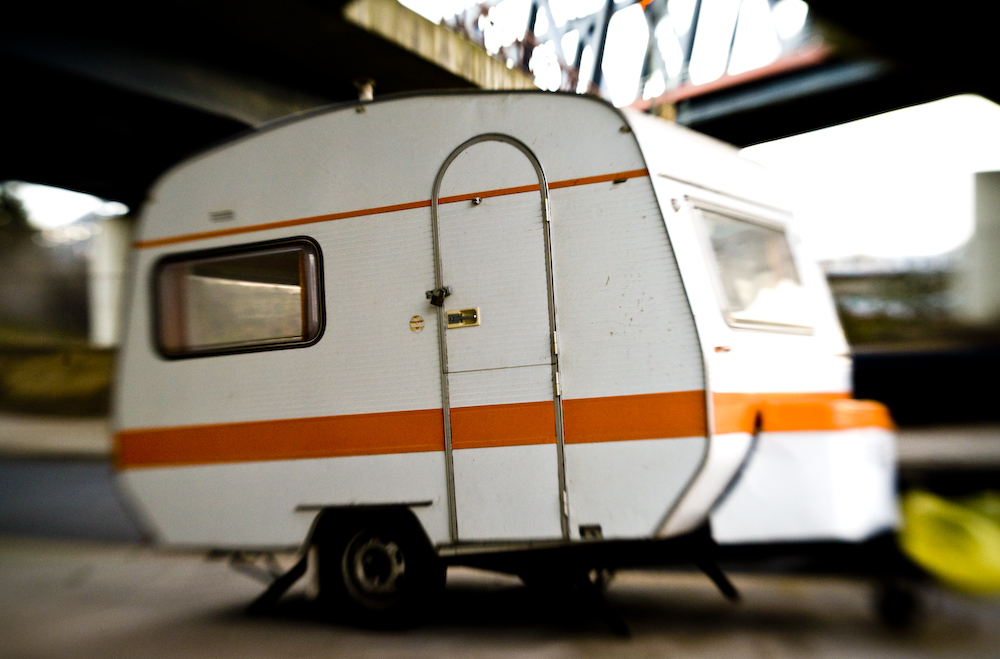 Wohnwagen mit orangefarbenem Streifen