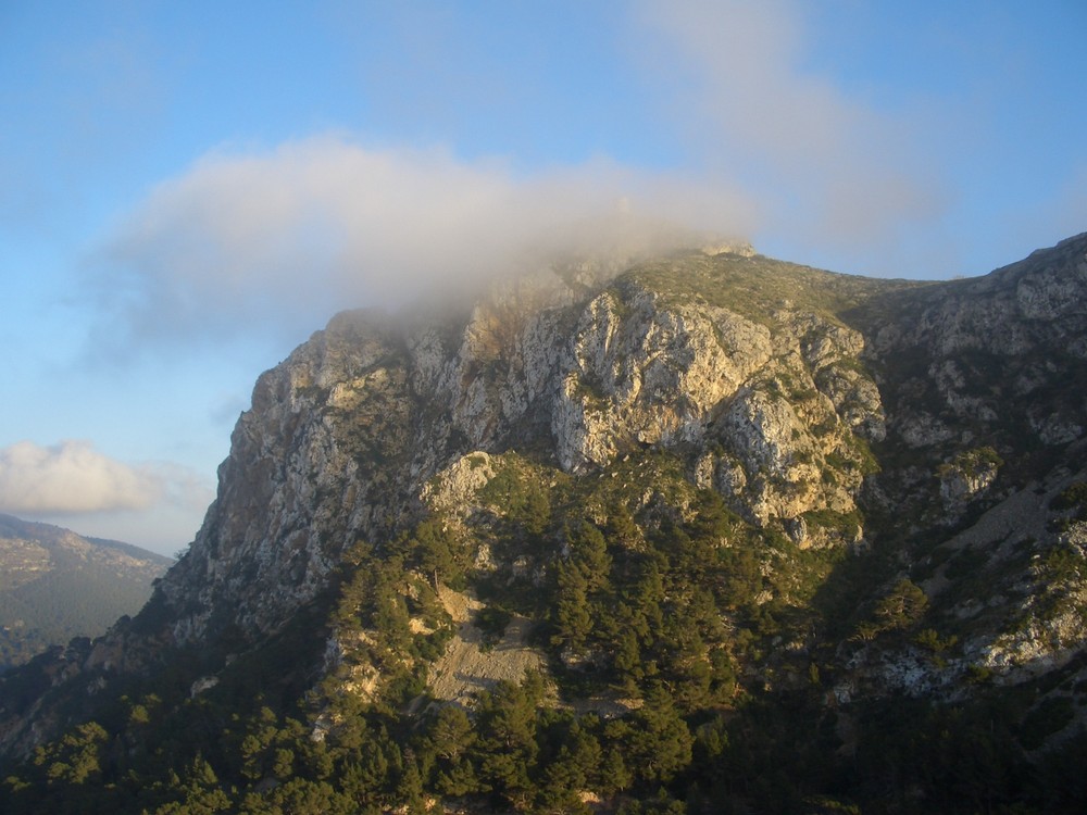 Wolke am Gipfel (Cap Formentor)