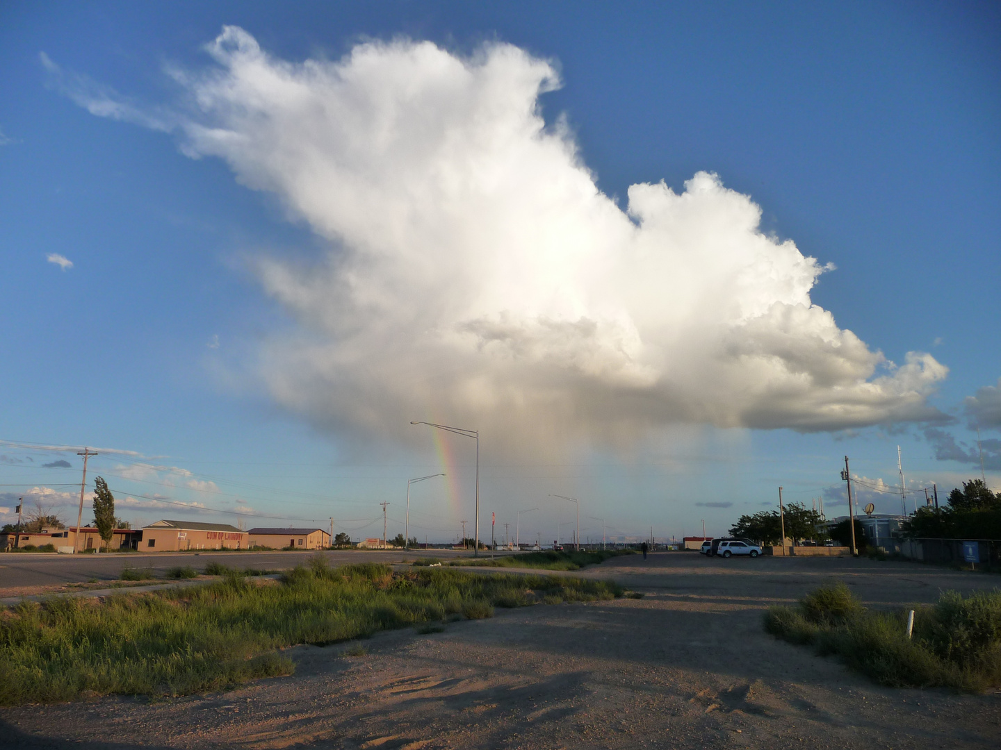 Wolke mit kleinem Regenbogen