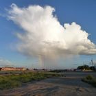 Wolke mit kleinem Regenbogen