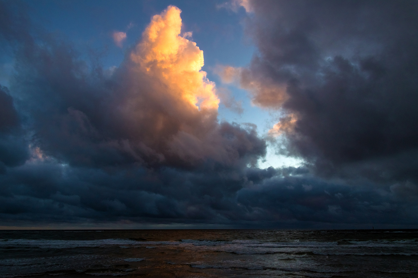 Wolke mit Licht von achtern