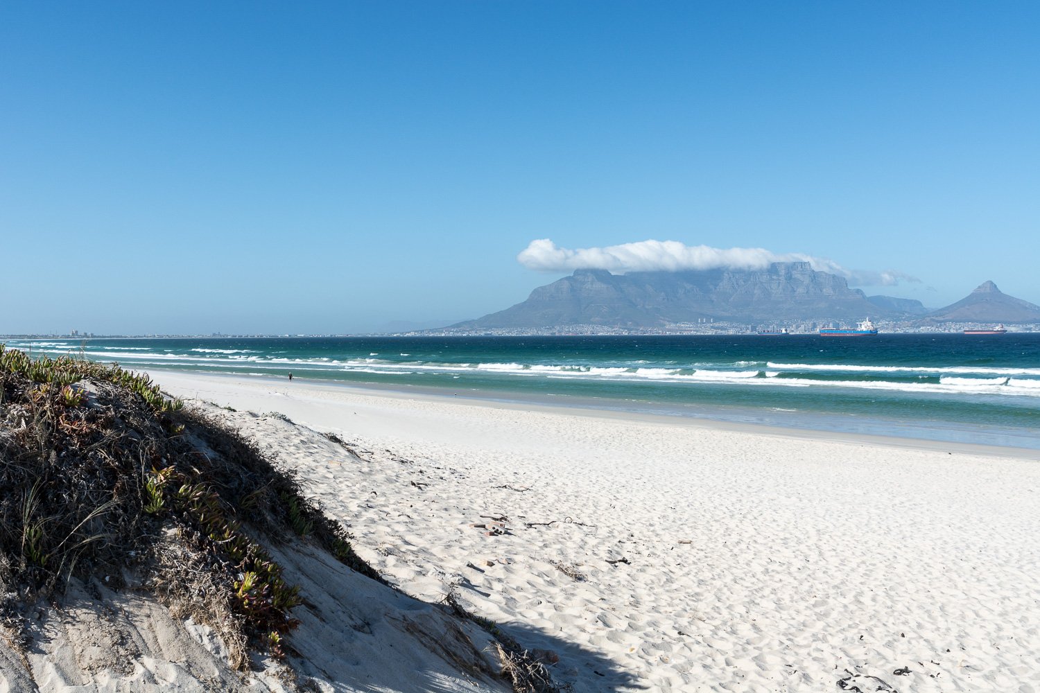 Wolke, Strand und Meer