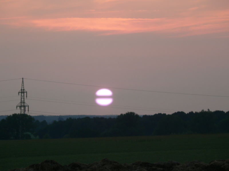 Wolke teilt Sonne in der Mitte