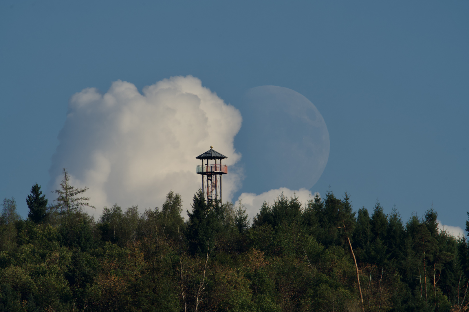 Wolke, Turm und Mond...