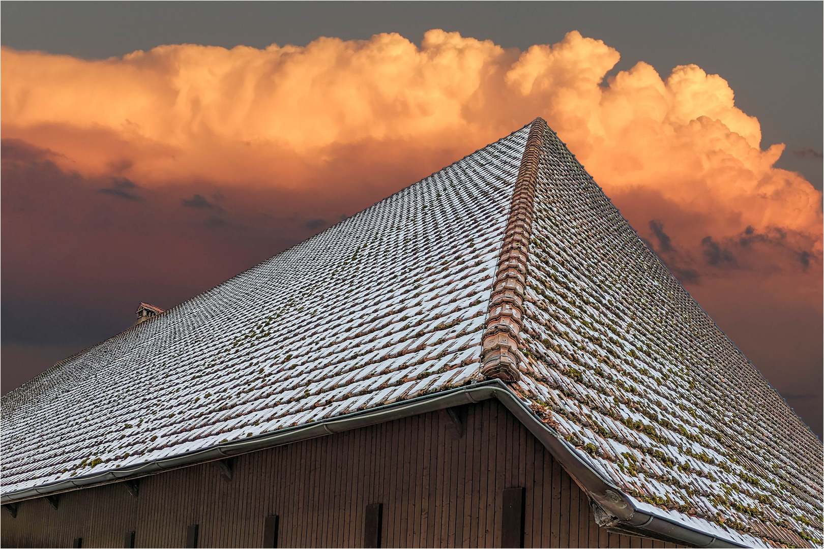 Wolke über dem Dach