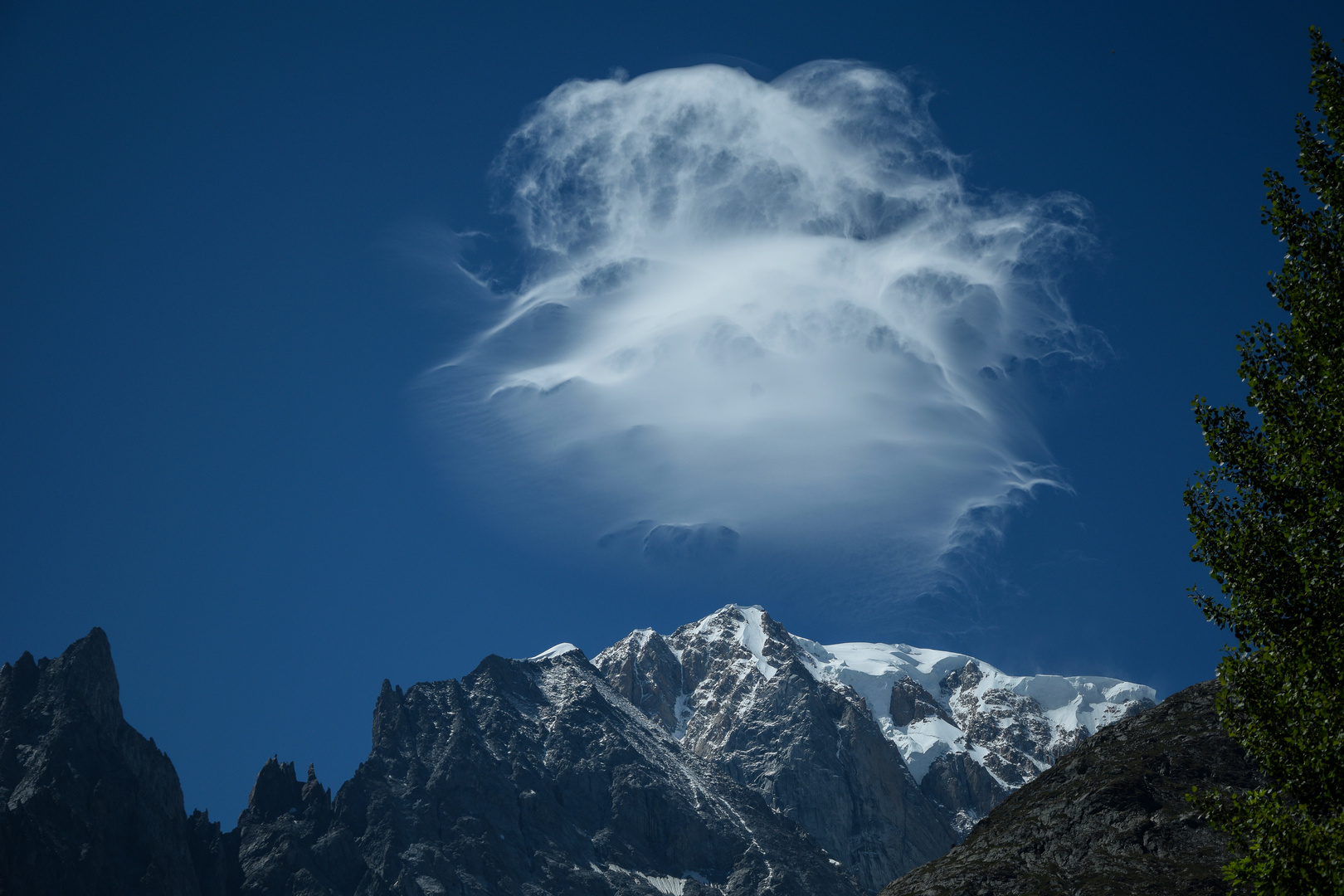 wolke über dem mont-blanc massiv