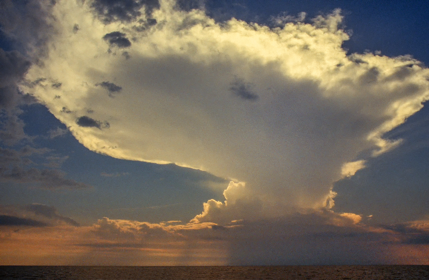 Wolke über dem Tonle Sap See