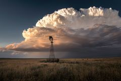 Wolke und Wasserpumpe