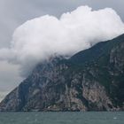 Wolke verschluckt Berg, Berg hält Wolke fest?