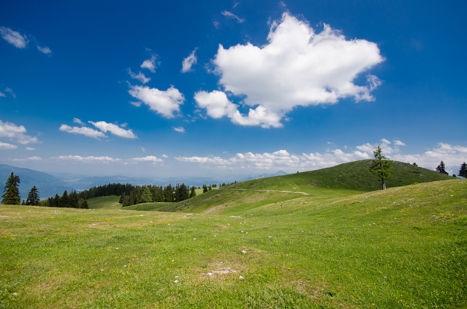 Wolken am Blauen Nachmittagshimmel