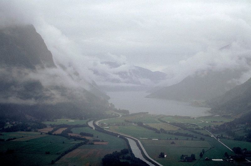 Wolken am Fjaerlandsfjord