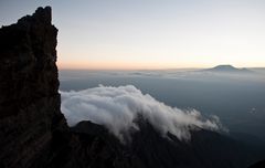 Wolken am Gipfelgrad des Mount Meru