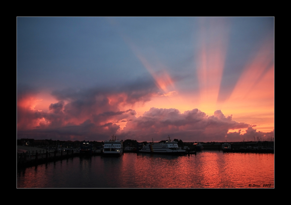 Wolken am Hafen von Wyk