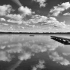 Wolken am Himmel und im See