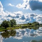 Wolken am Himmel und im Wasser