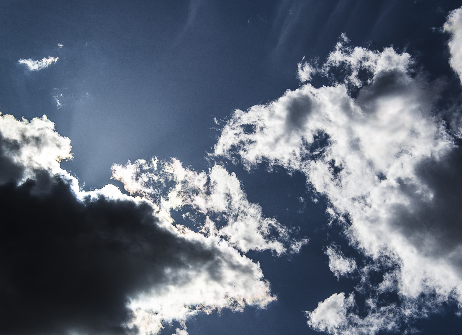 Wolken am klaren Himmel