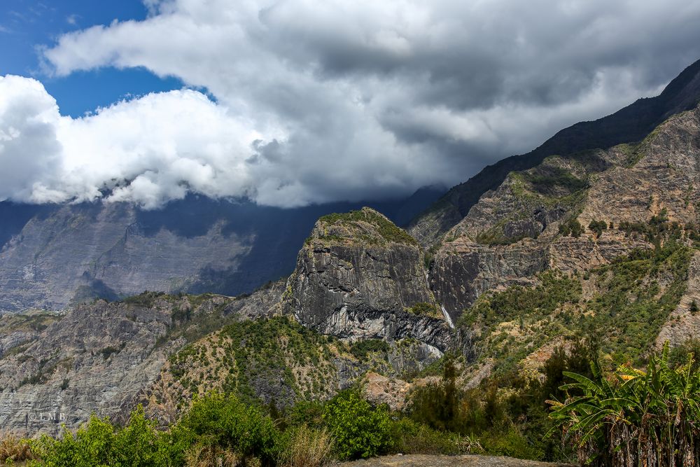 Wolken am Kraterrand