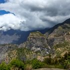 Wolken am Kraterrand