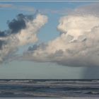 Wolken am Meer