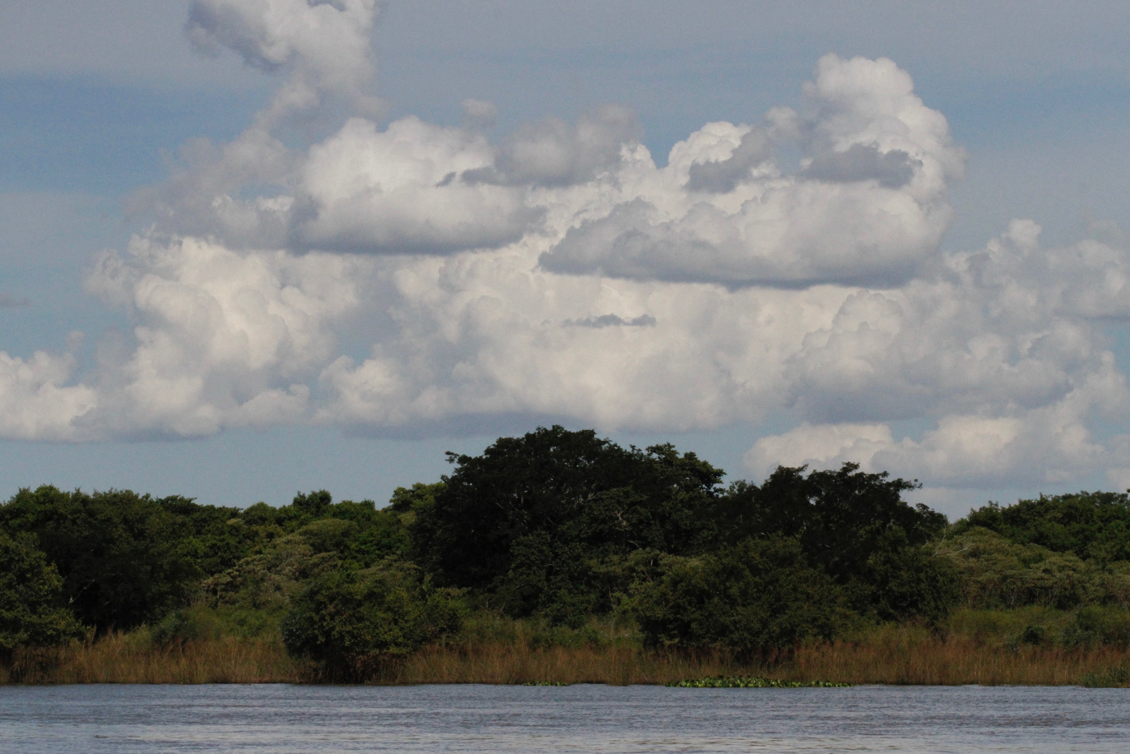 Wolken am Parana